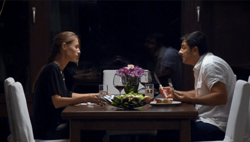 В „Истински истории“ визията е с една класа над „Съдби на кръстопът“, но актьорите преиграват, а диалогът звучи изкуствено.