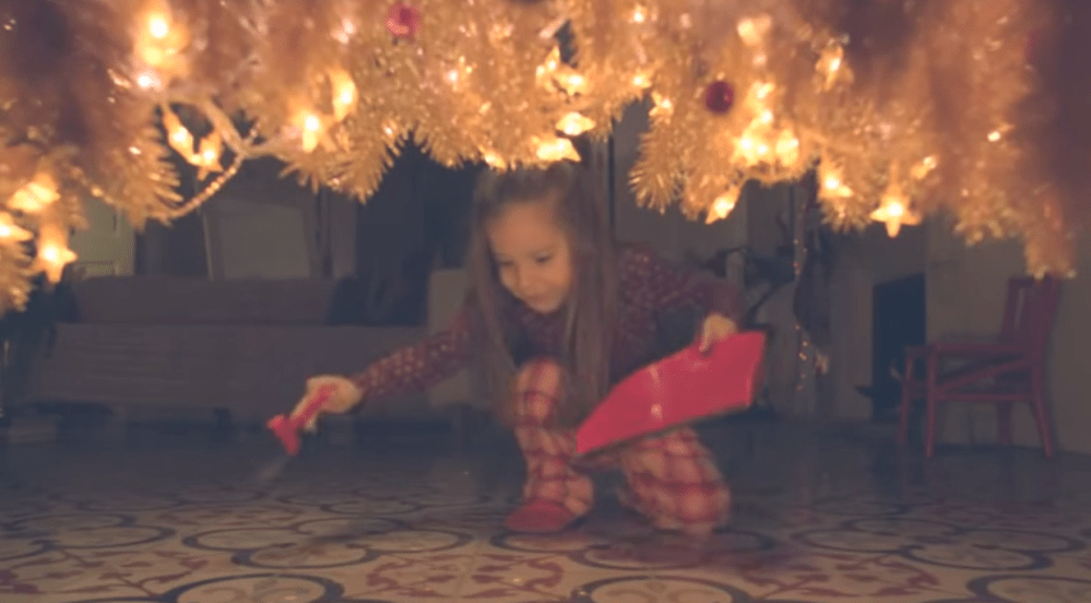 Клипчето на „Джъмбо“ е хитът на коледния шопинг-сезон и, уви, не е българска, а гръцка продукция.