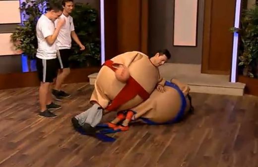 При нас е весело: играта “Като Ошо” е бутафорна и нелепа, но публиката в студиото се заливаше от смях.