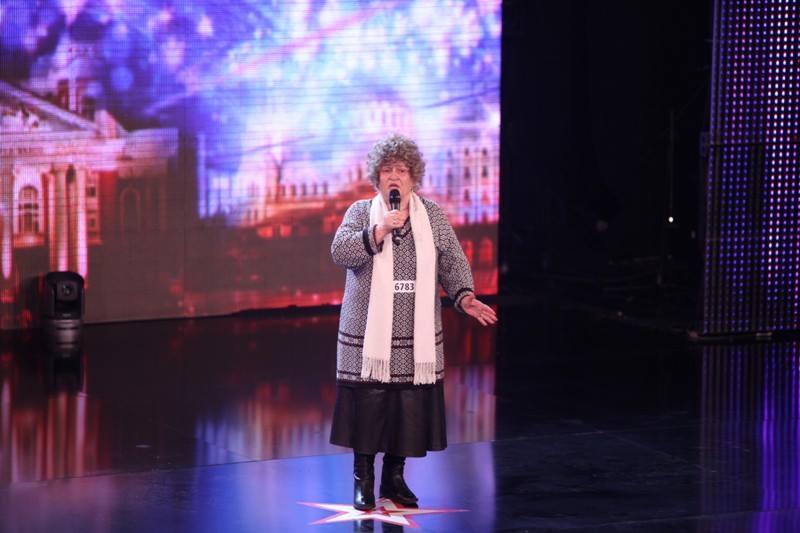 За поредна година „България търси талант“ преминава под формата на фрийк-шоу, в което участниците се радват, че са станали обект на всеобща подигравка.