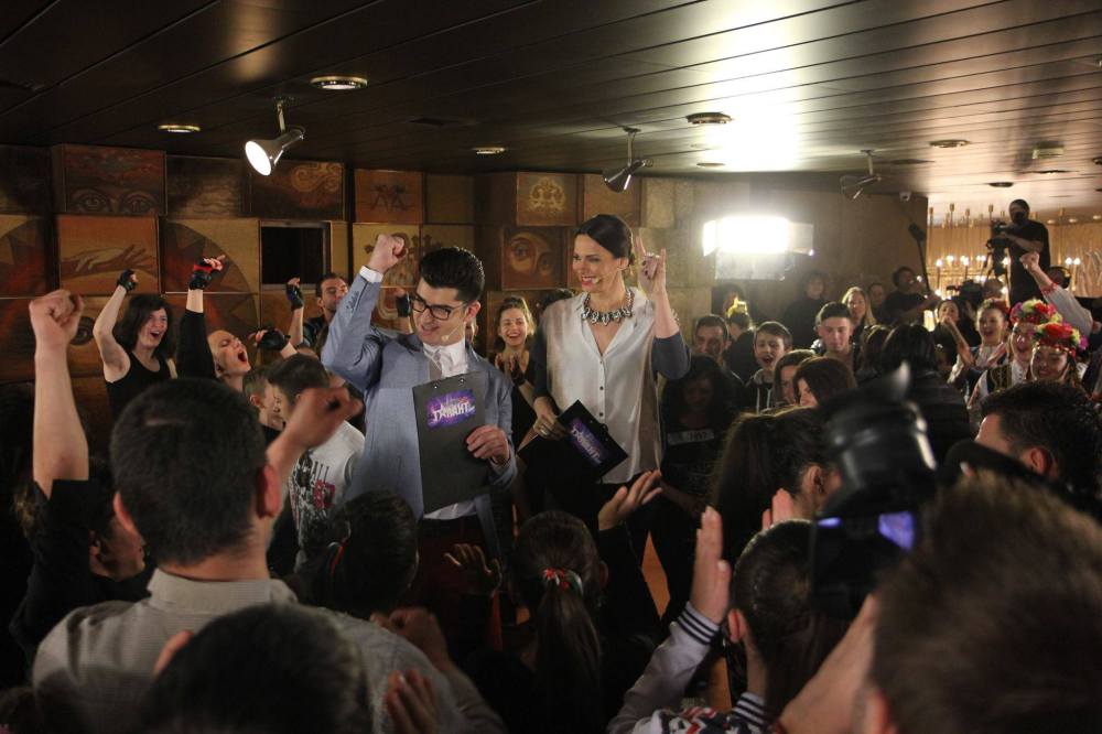 Сашо Кадиев и Мария Силвестър са чудесни водещи, но трудно компенсират безумието, в което са поставени.