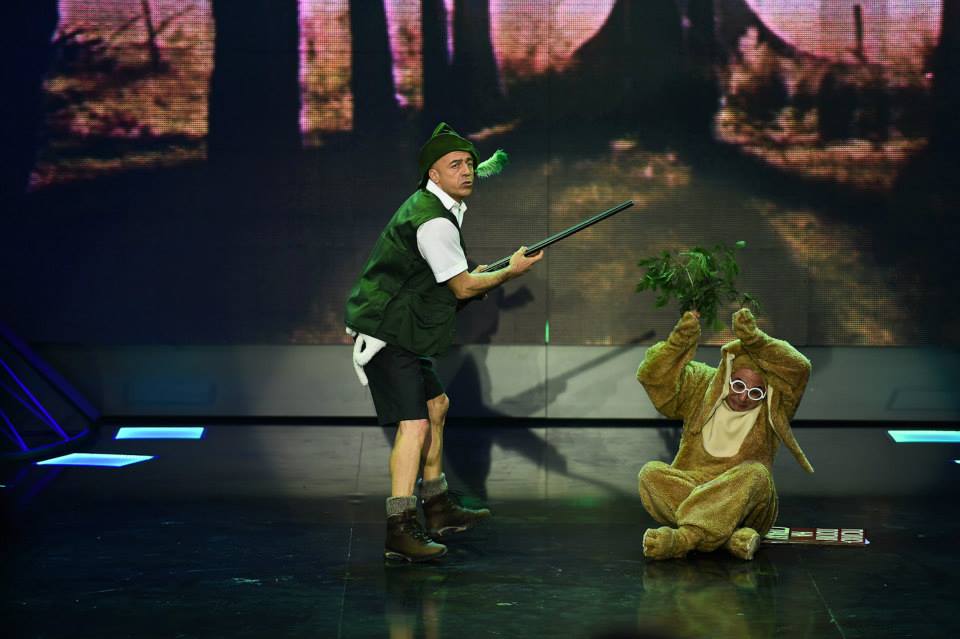 Бившият тв водещ Николай Георгиев (вляво) е един от най-старателните участници в циркаджийското шоу.