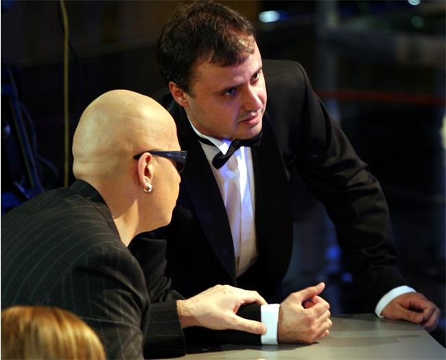 Трифонов и Маестрото решиха да забавляват публиката със сценка на скандал помежду си на тема кой разбира повече от пеене.