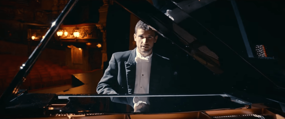 Григор Димитров е толкова отдаден на участието си в рекламата за новата мрежа на „Теленор“, колкото не е бил на корта през цялата 2015-а досега.