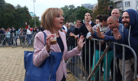 Лятото на 2013-а. Червената депутатка единствена не се побоя да говори с протестиращите пред парламента.