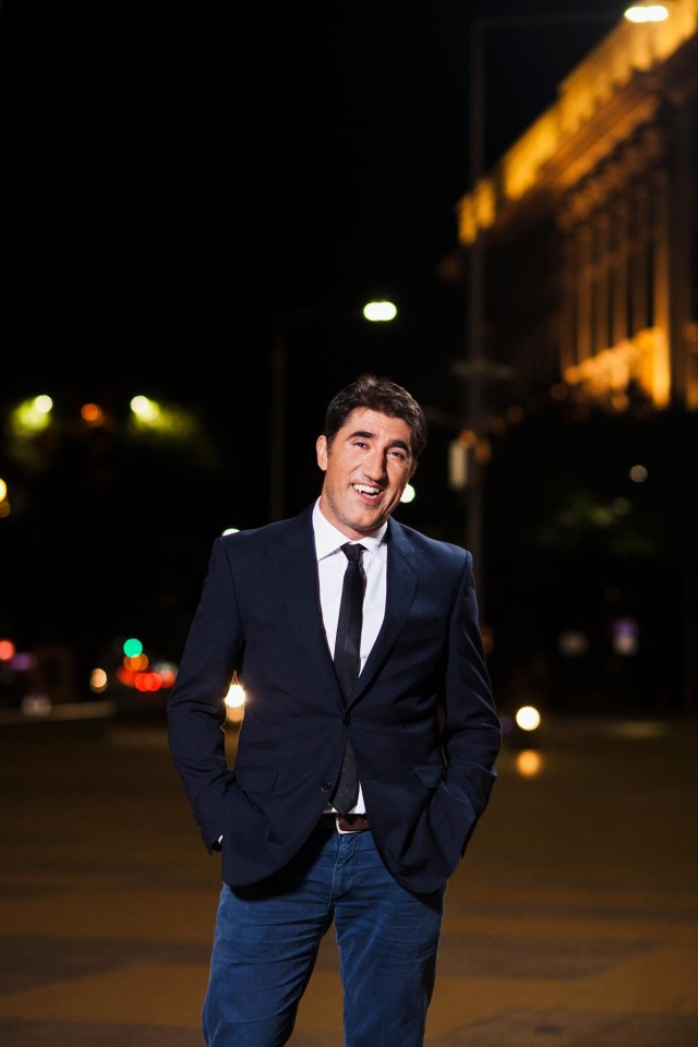 В новото си шоу Башар Рахал компенсира липсата на постоянно студио с актьорски чар и импровизаторски умения. 