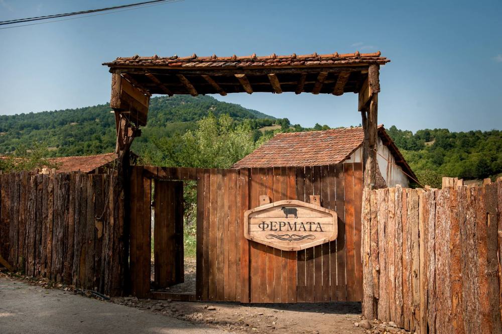 “Фермата” е нещо средно между “Сървайвър”, “Къртицата”, “Фермер търси жена” и “Биг Брадър”.