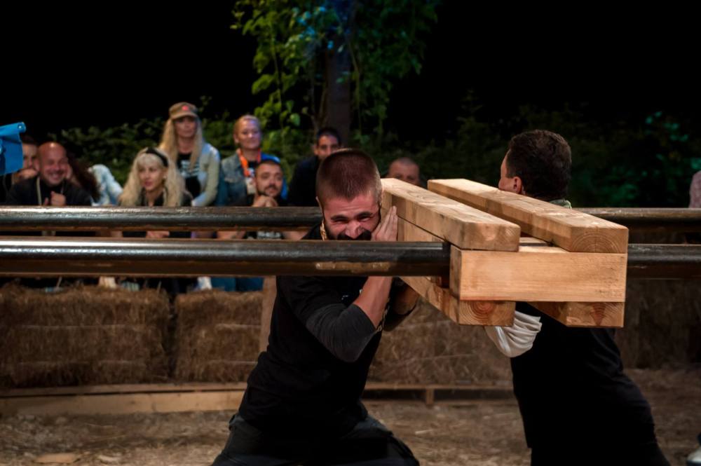 Двубоите във „Фермата“ са зрелищни и поучителни за публиката, но не се случват във времето на излъчването им.