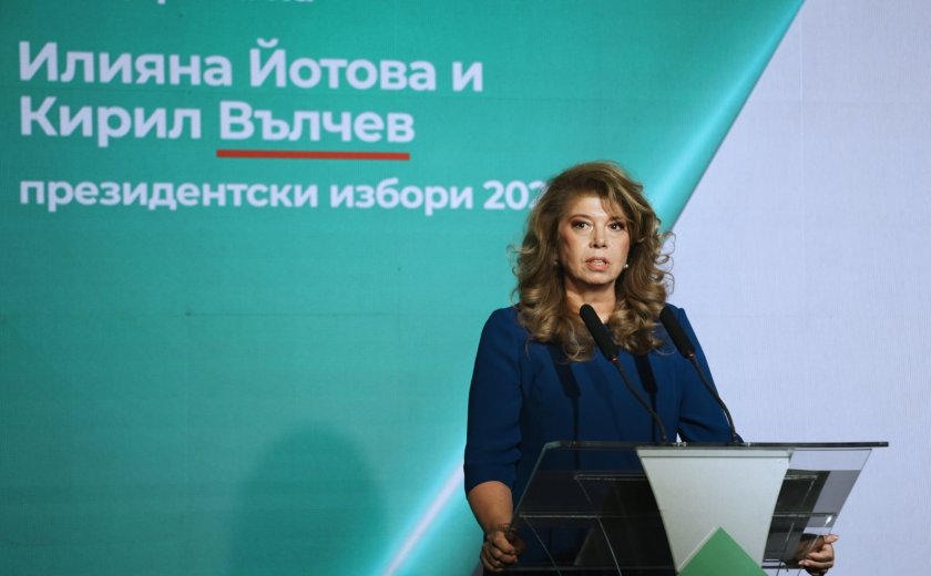 Илияна Йотова влезе в президентската си роля с добре школувана реторика и церемониалност, а прогнозите й дават солидна преднина за изборите от 25 октомври.